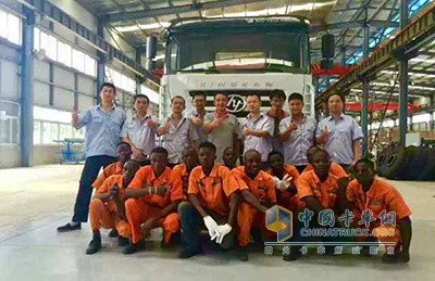 上汽紅巖首輛M100系列CKD組裝重卡在尼日利亞成功下線(xiàn)