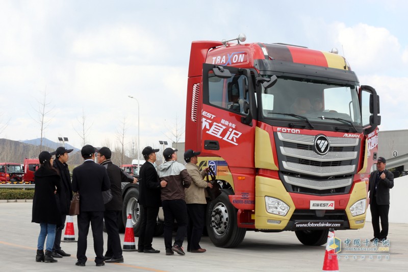 明星客戶搶“鮮”訂購(gòu)  首批千臺(tái)歐曼EST超級(jí)卡車正式投放市