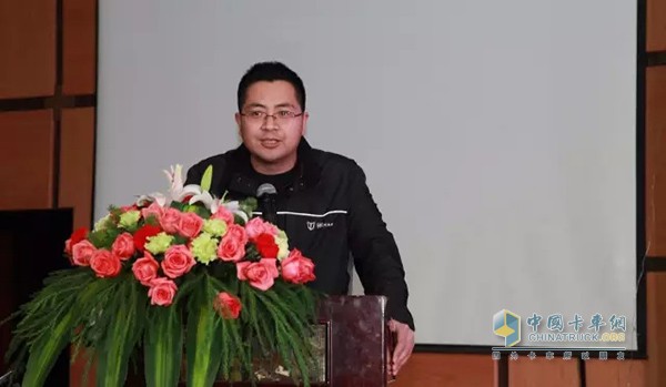 聯(lián)合卡車市場部副經(jīng)理張松做產(chǎn)品介紹