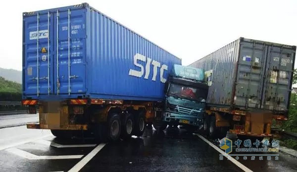 牽引車配置EBS，而掛車不配，就會出現(xiàn)主車制動好于掛車的現(xiàn)象，這樣懸殊的安全配置，就是造成這種事故的重要原因之一。