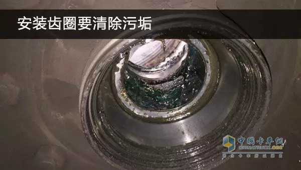 將安裝的預留槽上的污垢清楚干凈