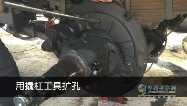 用撬杠工具進行擴孔