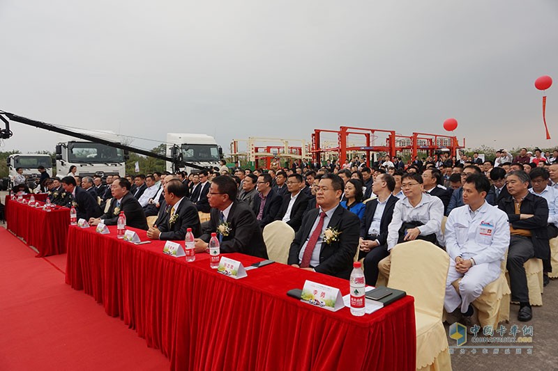 海量現(xiàn)場(chǎng)圖  見(jiàn)證廣汽日野1000臺(tái)轎運(yùn)車(chē)與廂式車(chē)簽約和交付