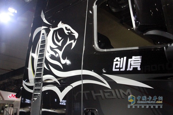 黑漆白虎更顯威猛，遠(yuǎn)看就知道這車(chē)和虎有關(guān)