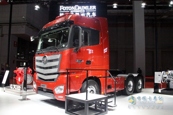 同樣是歐曼EST-A超級(jí)卡車(chē)，顯然奔馳版更勝一籌，容易讓人記憶