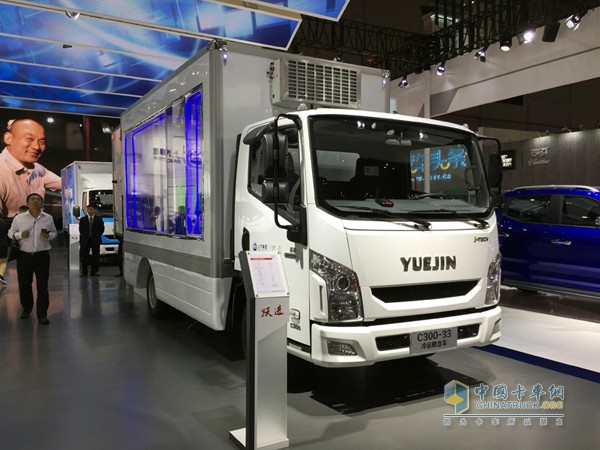 更有直接是透明貨箱的，躍進(jìn)C300-33冷藏概念車(chē)，一車(chē)可以設(shè)定三種溫度，如何實(shí)現(xiàn)內(nèi)部透明貨箱結(jié)構(gòu)一目了然