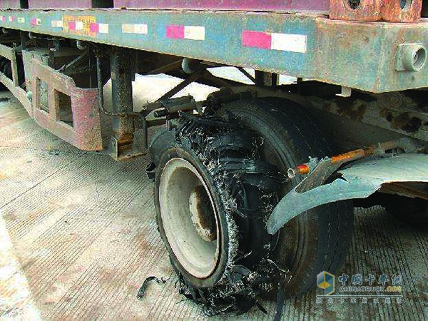 胎壓過(guò)高最直接的感受就是車輛行駛的顛簸程度加劇，舒適性下降。日常行駛顛簸強(qiáng)度高，振動(dòng)劇烈時(shí)，會(huì)加劇車輛行走系以及轉(zhuǎn)向系統(tǒng)部件的疲勞程度，使底盤的零部件如懸架等部分提前老化，造成車輛的損耗增加，同時(shí)增加了爆胎的可能性。