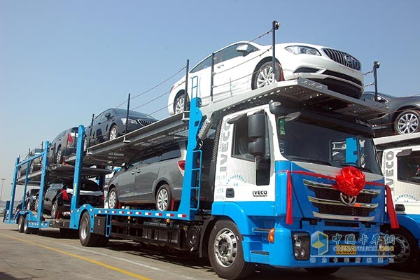 上汽紅巖中置軸轎運車