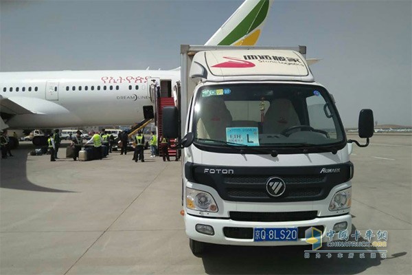 歐馬可在機(jī)場等待運(yùn)輸國賓物資