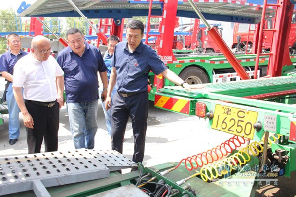 中國(guó)重汽銷售部總經(jīng)理張曉東參觀天津勞爾