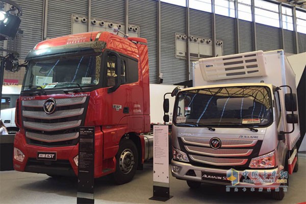 歐馬可S3冷鏈運(yùn)輸車(chē)與福田戴姆勒歐曼EST超級(jí)重卡同臺(tái)亮相