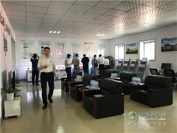 各位用戶，你們在看什么?沙發(fā)都不坐嗎?