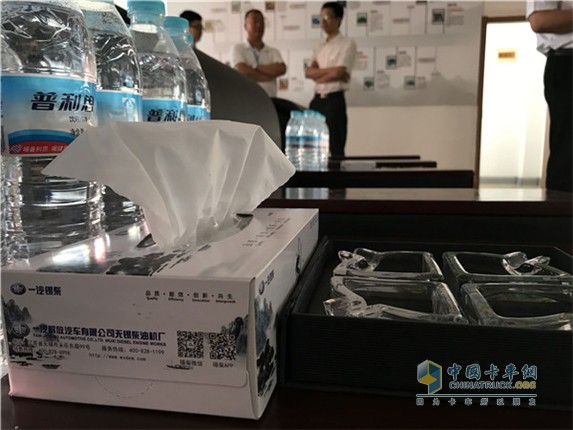 礦泉水、紙巾、煙灰缸一應(yīng)俱全