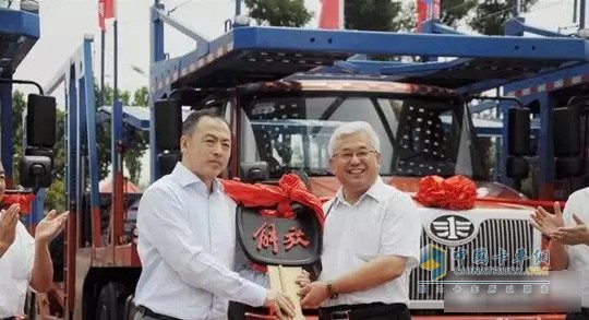 一汽解放柳特安捷長(zhǎng)頭半掛轎運(yùn)列車交付一汽物流有限公司