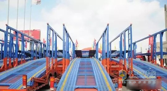 一汽解放柳特安捷長(zhǎng)頭半掛轎運(yùn)列車
