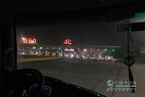 網(wǎng)友偶遇大貨車(chē)開(kāi)啟“奇幻之旅”