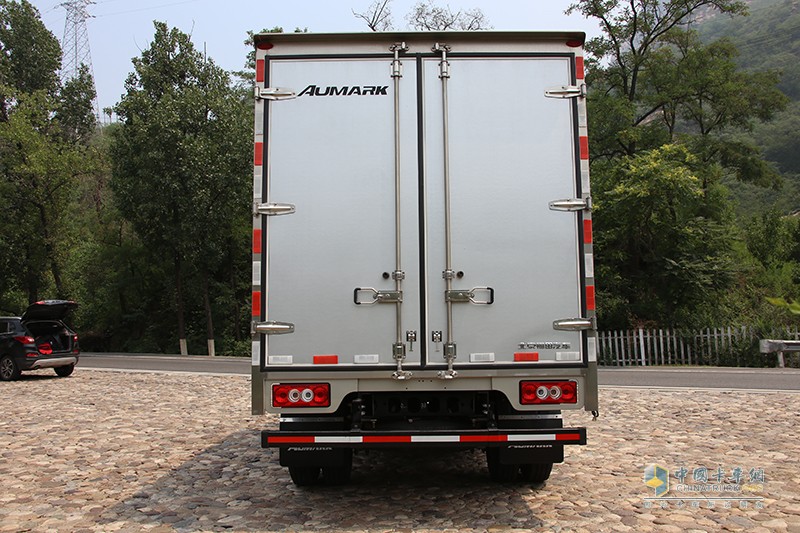 福田歐馬可  S3 143馬力 4X2 國(guó)V廂式載貨車