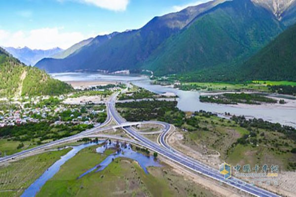 國(guó)道318線林(芝)拉(薩)公路二期日喀則機(jī)場(chǎng)專(zhuān)用公路主體工程完工