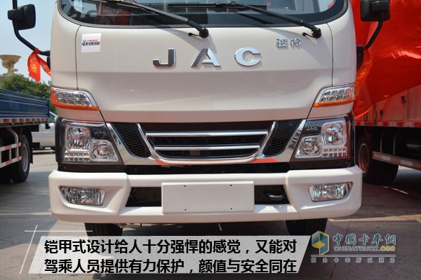 鎧甲式設(shè)計給人十分強悍的感覺