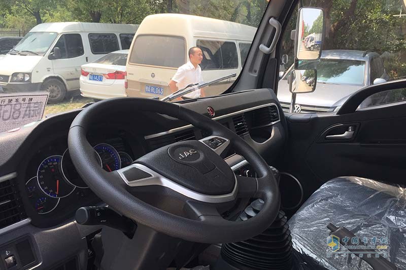 江淮汽車(chē) 駿鈴V3 102馬力 4X2國(guó)V廂式載貨車(chē)(快遞版)