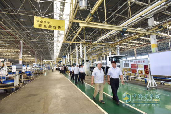 與會(huì)人員參觀廣汽日野車(chē)間