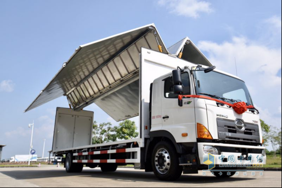 廣汽日野4x2飛翼運(yùn)輸車(chē)