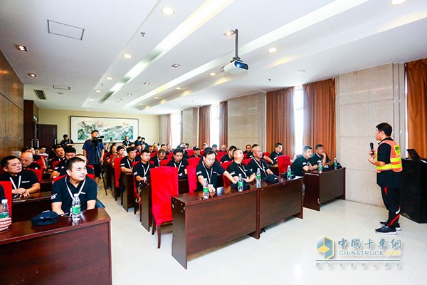 超級(jí)卡車訓(xùn)練營(yíng)學(xué)員接受專業(yè)講師的培訓(xùn)