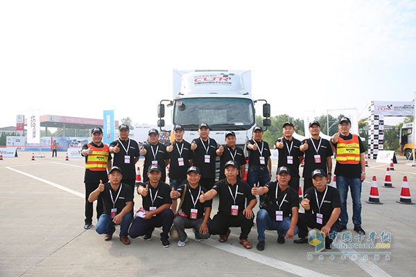 中卡組參賽選手紛紛為歐馬可超級卡車點(diǎn)贊加油