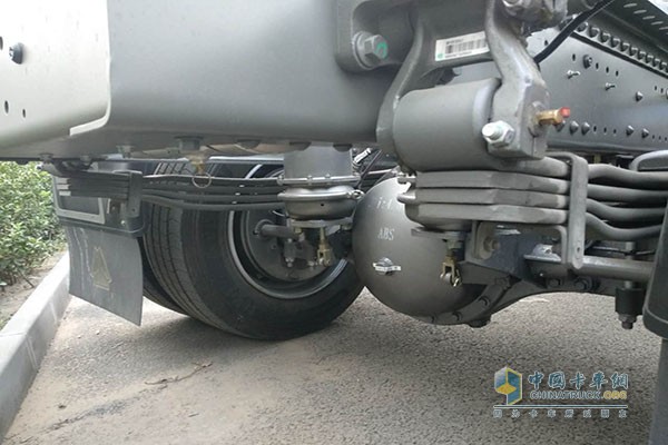 斯太爾轎運車采用雙層車架+前后少片簧懸架(3/4)