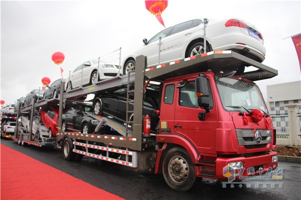 中國(guó)重汽豪瀚中置軸轎運(yùn)車