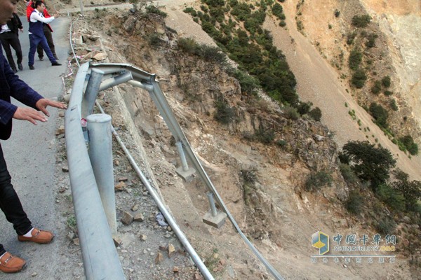 不時出現(xiàn)塌方，萬丈深淵