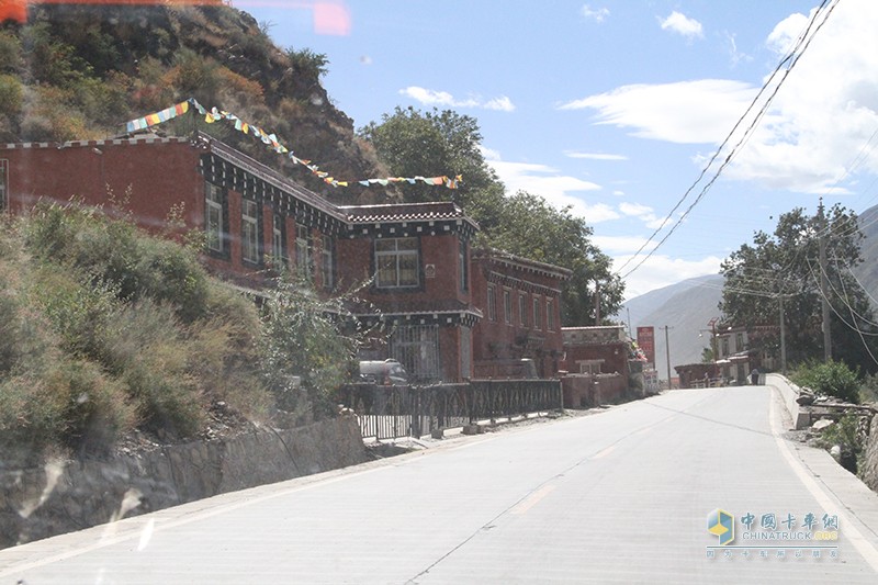 中國重汽藏地探索世界屋脊:跨過新都橋