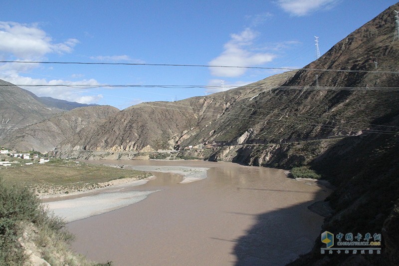 中國重汽藏地探索世界屋脊:跨過新都橋