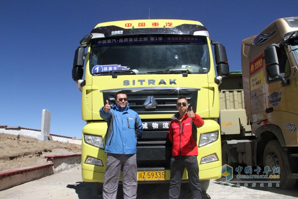 測(cè)試完畢，工程師與隊(duì)員合影