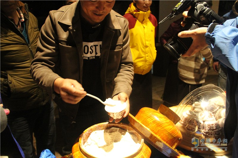 中國重汽藏地探索世界屋脊:行程中的藏族篝火晚會