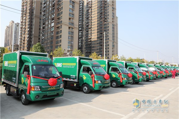 首批30臺(tái)江淮純電動(dòng)物流車(chē)帥鈴i3交付安徽郵政