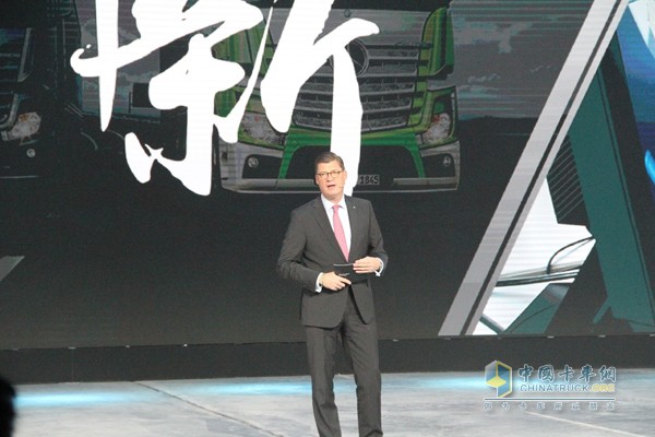 戴姆勒股份公司梅賽德斯-奔馳卡車銷售、市場與服務(wù)負(fù)責(zé)人提爾·歐波維爾德先生