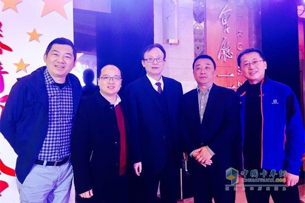 長久中置軸車輛運(yùn)輸車斬獲年度商用轎運(yùn)車獎(jiǎng)