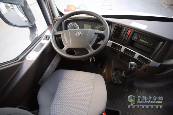 乘龍T5轎運車駕駛室內(nèi)飾