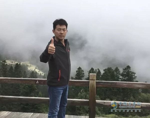 中國(guó)雷鋒卡車司機(jī)閆朝君