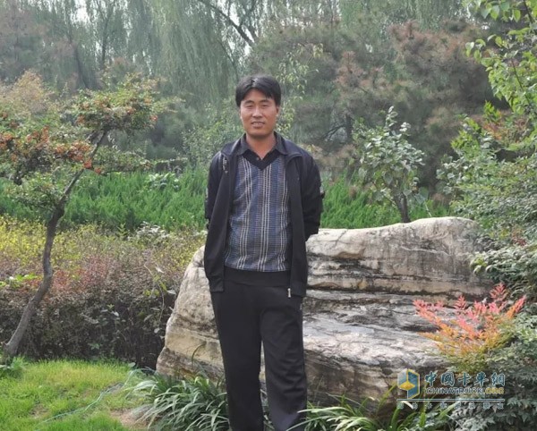 中國(guó)雷鋒卡車司機(jī)梁要雨