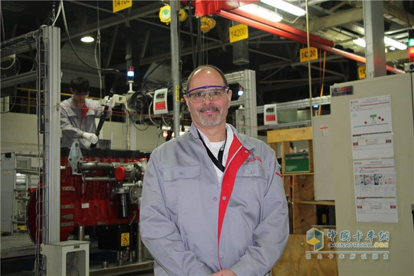 福田康明斯質(zhì)量總監(jiān)Randy在生產(chǎn)車(chē)間