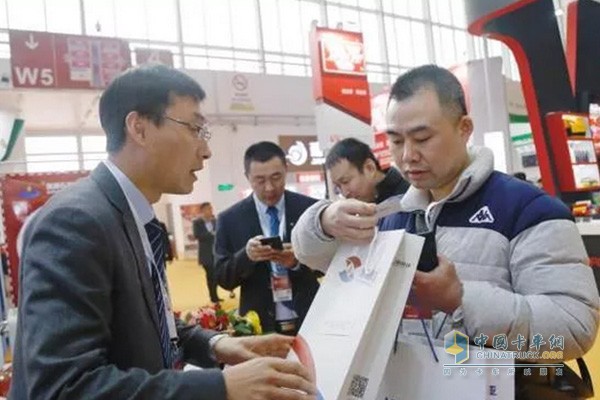 烯潤(rùn)科技展位工作人員為客戶講解