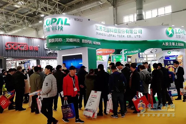 龍?bào)礉?rùn)滑油展位人頭攢動(dòng)