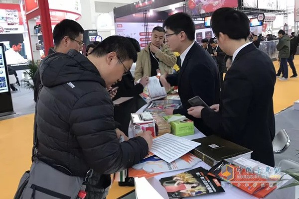 龍?bào)礉?rùn)滑油展位工作人員為用戶講解