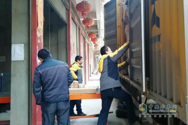 工人們?cè)谘b卸貨物