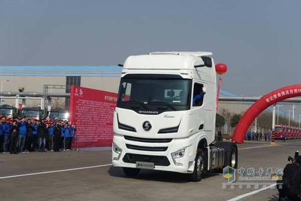 德龍X6000無(wú)人駕駛牽引重卡的亮相
