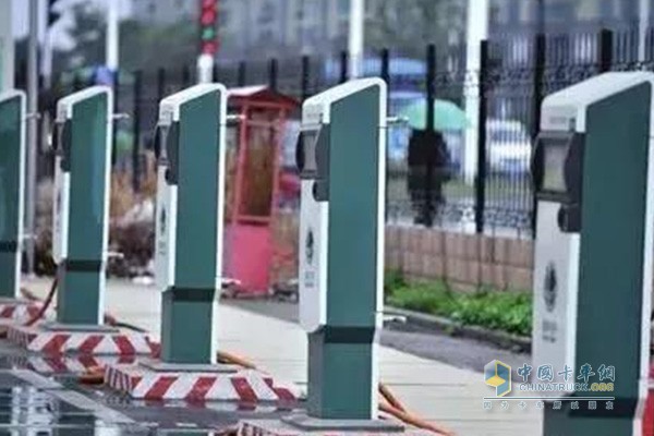 “兩會”汽車代表建議加快基礎(chǔ)充電設(shè)施建設(shè)