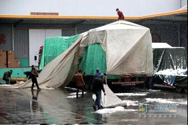 上下車小心踩空、滑倒