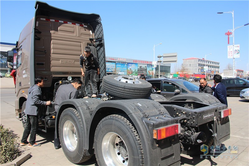 樹標桿 東風天龍旗艦ISZ520?；愤\輸車行唐交付